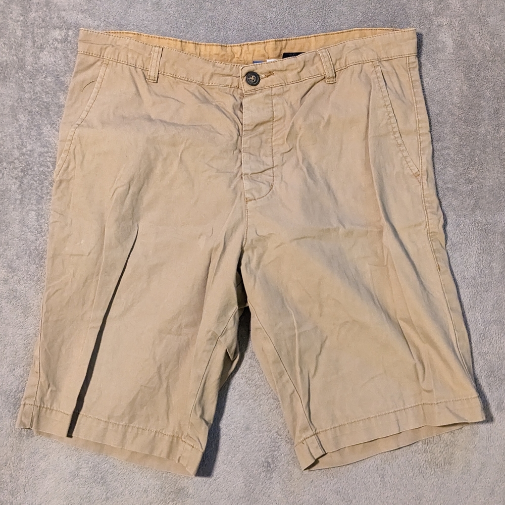 32 Divided Khaki Shorts